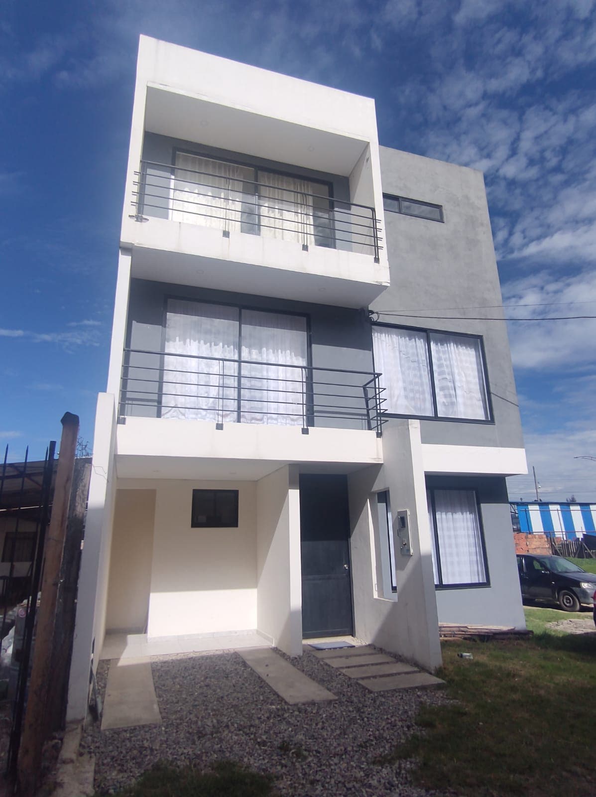 Casa nueva de 3 pisos en Chía, cerca a la Variante